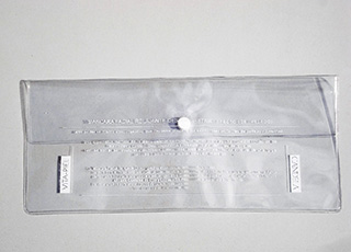Cartuchera PVC cristal con solapa y broche logo en serigrafia a un color 